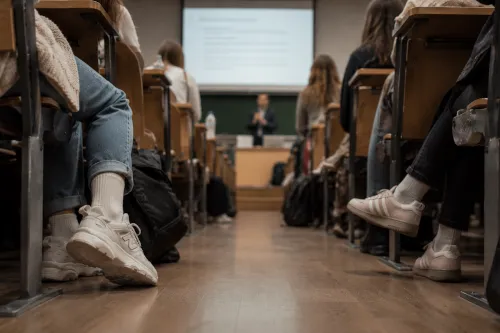 Jakie buty wybrać na wykłady? Wygodne i modne propozycje